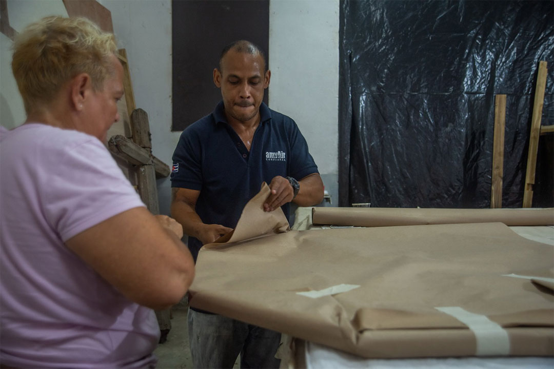 Empacando las pinturas restauradas.