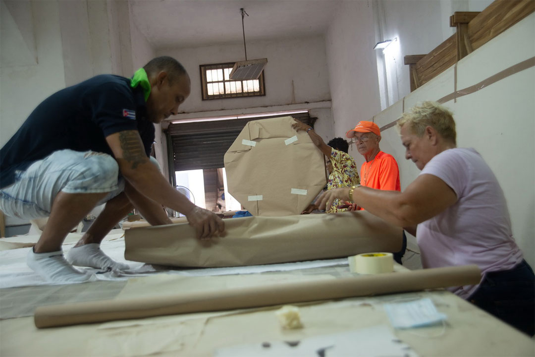Empacando las pinturas restauradas.