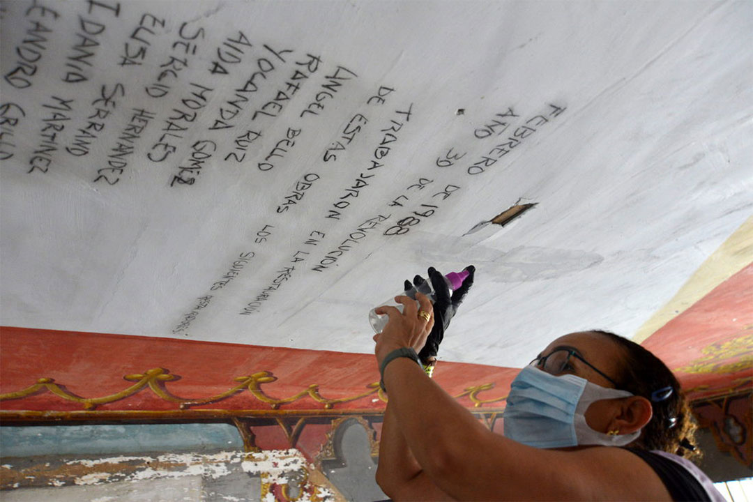 Se aprecia el grafiti dejado por los participantes en la anterior restauración, en 1988.