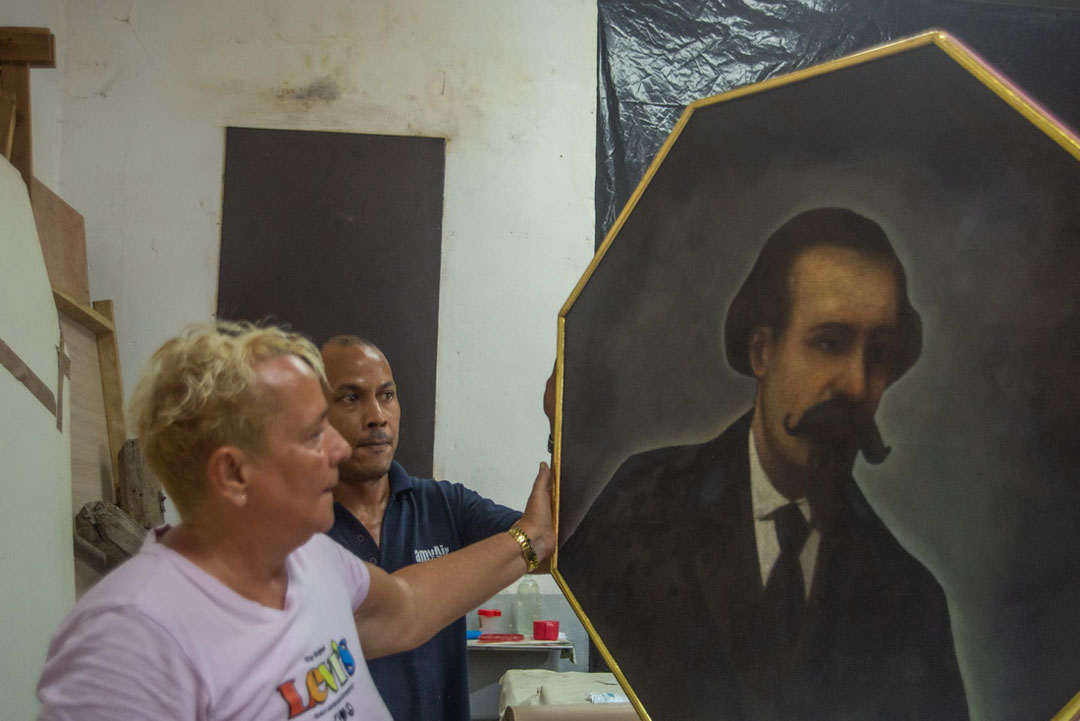 Trabajos de restauración de las pinturas del teatro La Caridadd, de Santa Clara, realizado en el taller de la Oficina del Historiador de La Habana.