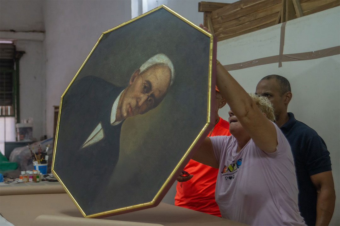 Trabajos de restauración de las pinturas del teatro La Caridad, de Santa Clara, realizadas en el taller de la Oficina del Historiador de La Habana.