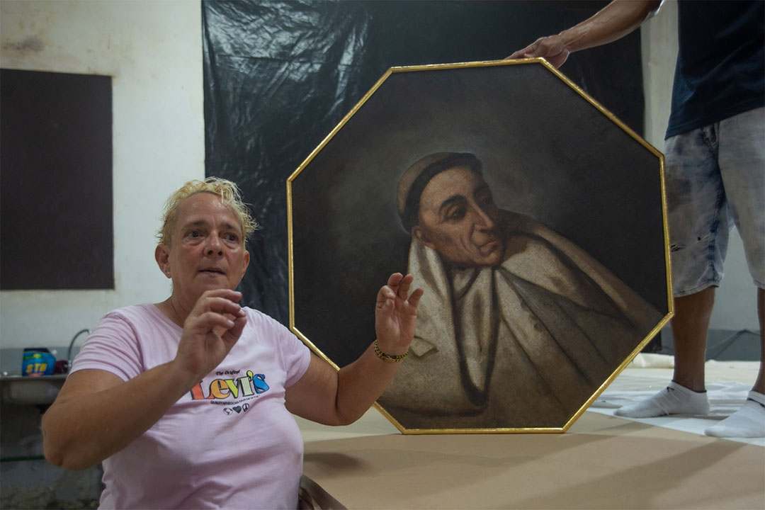 Trabajos de restauración de las pinturas del teatro La Caridadd, de Santa Clara, realizado en el taller de la Oficina del Historiador de La Habana.