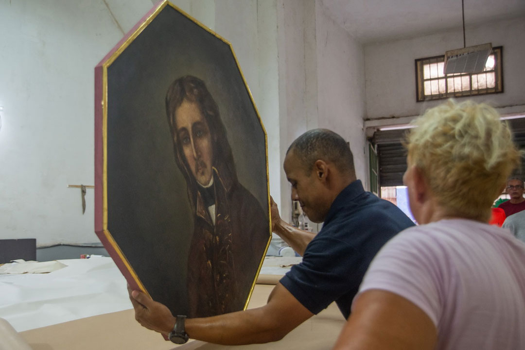 Trabajos de restauración de las pinturas del teatro La Caridadd, de Santa Clara, realizado en el taller de la Oficina del Historiador de La Habana.