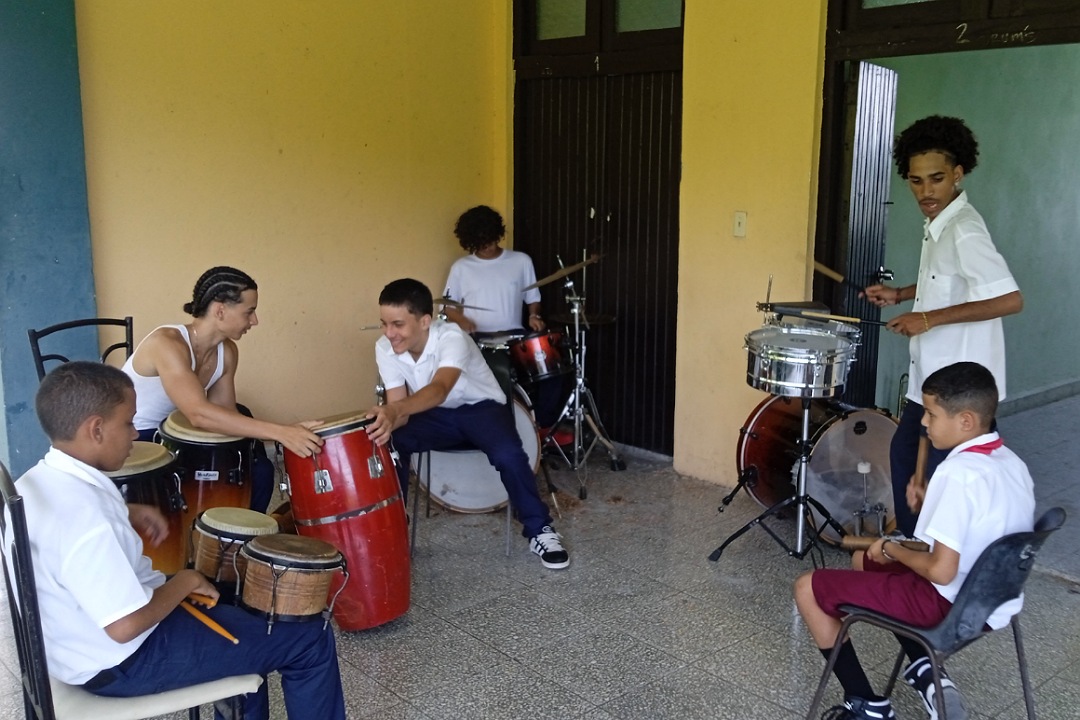 Alumnos del Centro Provincial de Enseñanza Artística en Villa Clara.