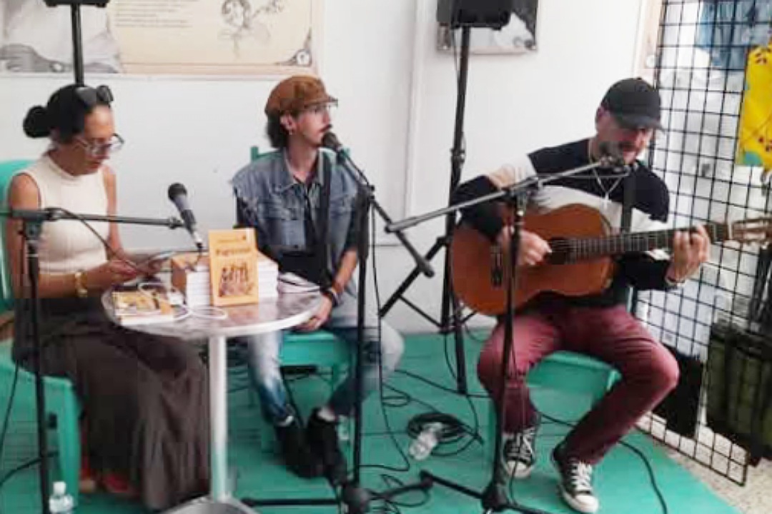 El escritor Yasmany González y la trovadora Yeni Turiño.