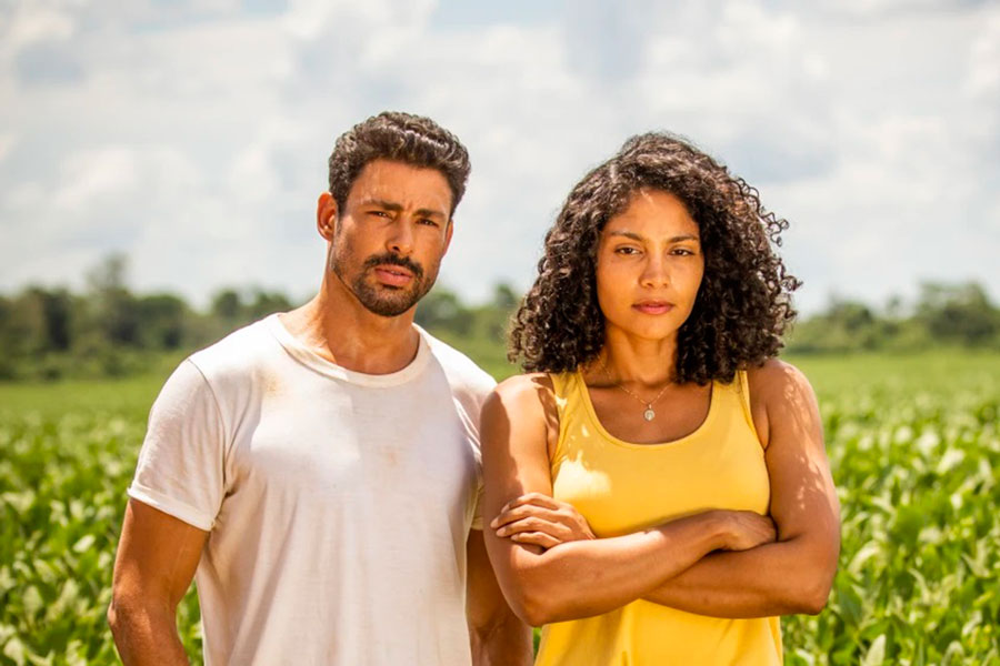 Bárbara Reis y Cauã Reymond como Aline y Caio.