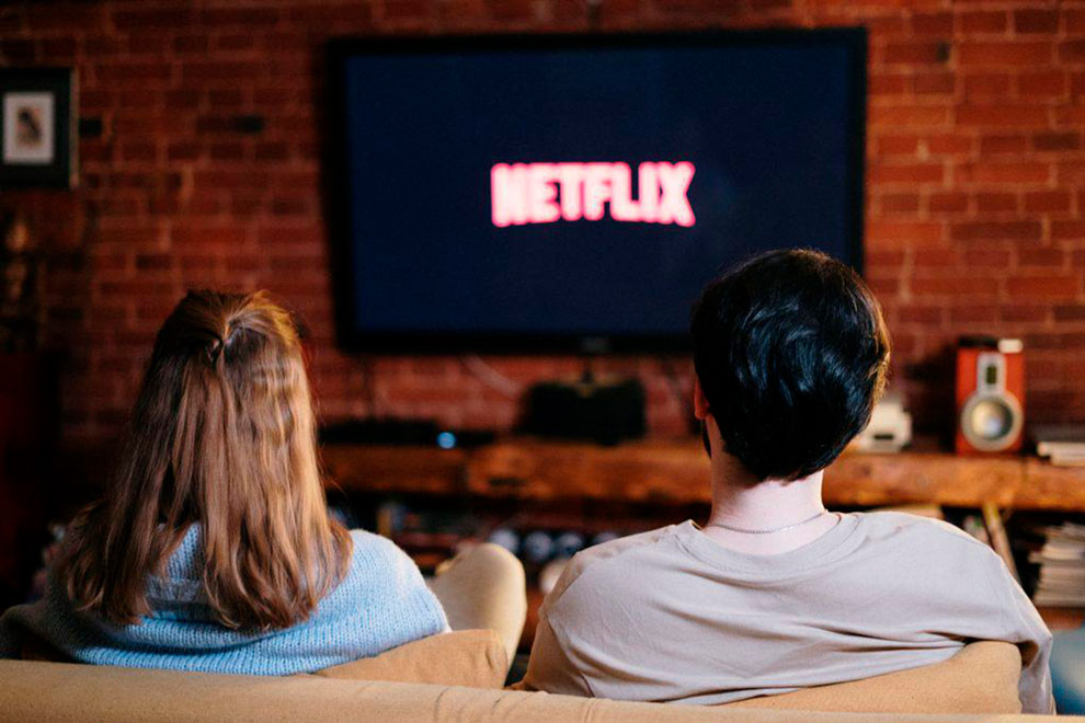 Pareja mirando Netflix.