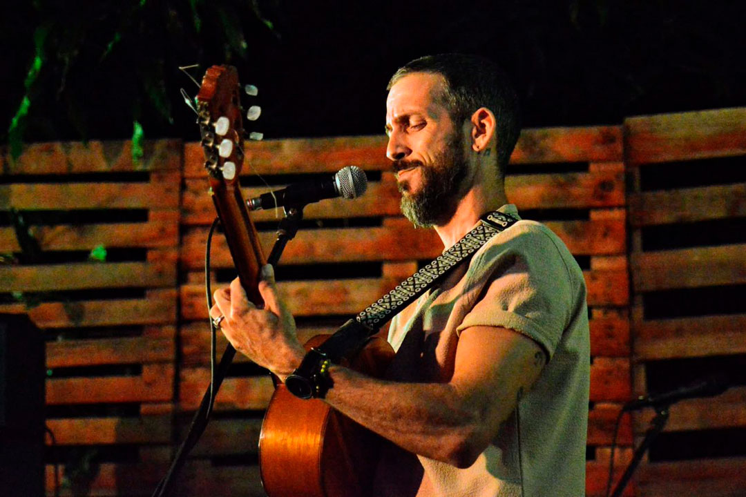 Víctor Manuel Marín, cantante y director de Iwa Pelé.