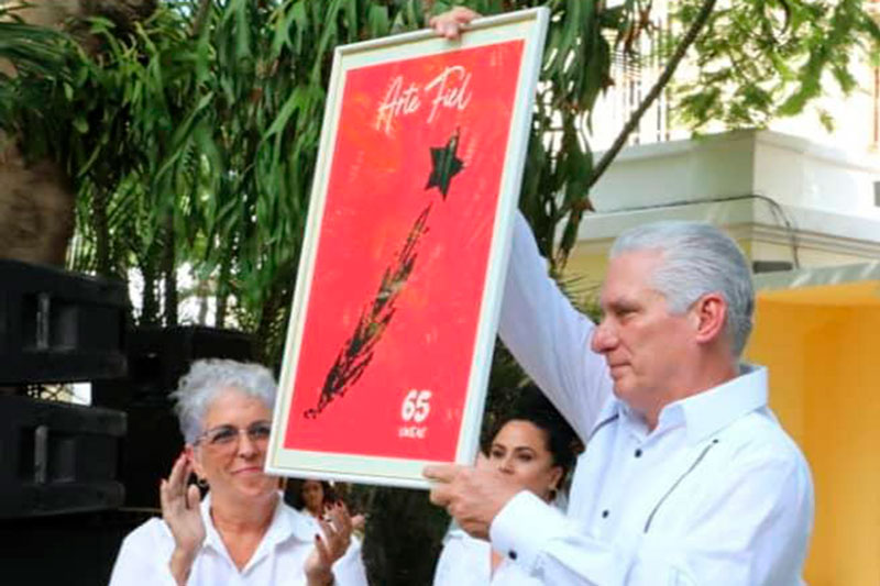 Momento en que Díaz-Canel recibe la obra distintiva de la campaña Arte Fiel, como regalo a Raúl.