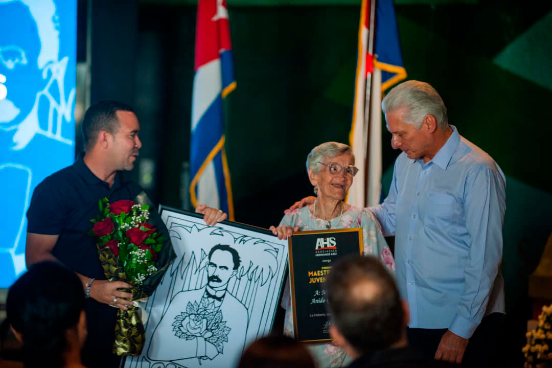 Presidente cubano, Miguel Díaz-Canel entrega condición de Maestra de Juventudes a Marta Anido.