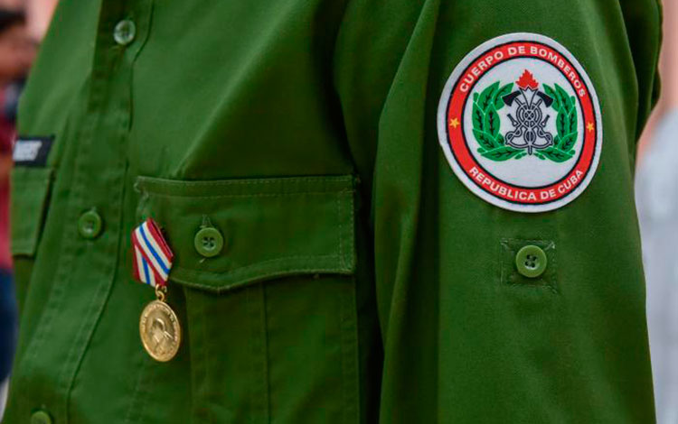 Bombero condecorado por su participación en la sofocación del incendio de la Base de Supertanqueros de Matanzas. Bombero condecorado por su participación en la sofocación del incendio de la Base de Supertanqueros de Matanzas.
