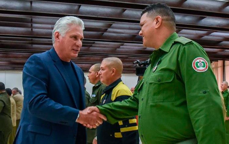 Presidente cubano, Miguel Díaz-Canel Bermúdez, saluda a bombero condecorado. Presidente cubano, Miguel Díaz-Canel Bermúdez, saluda a bombero condecorado.