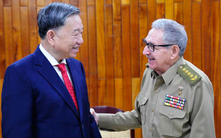 General de Ejército Raúl Castro Ruz y General de Ejército To Lam, miembro del Buró Político del Partido Comunista de Vietnam y ministro de Seguridad Pública.