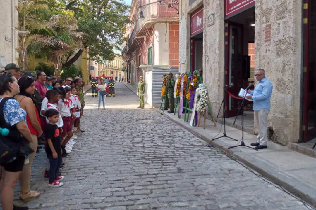 Homenaje a  bomberos frente a ferreteria Isasi