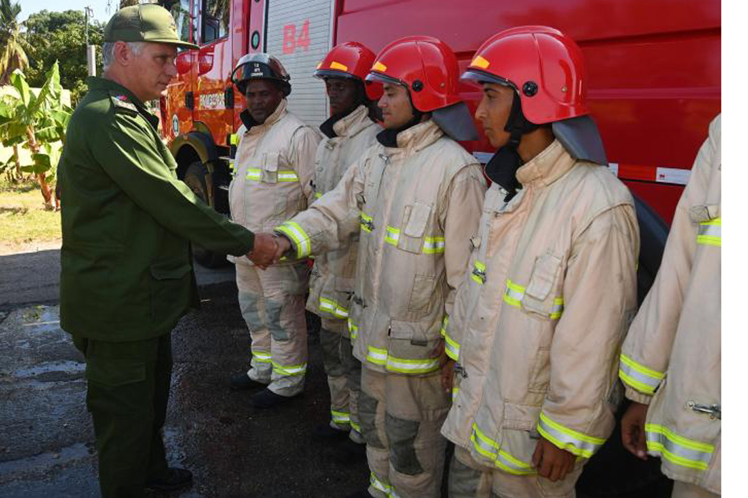 Miguel Díaz-Canel saluda a los bomberos