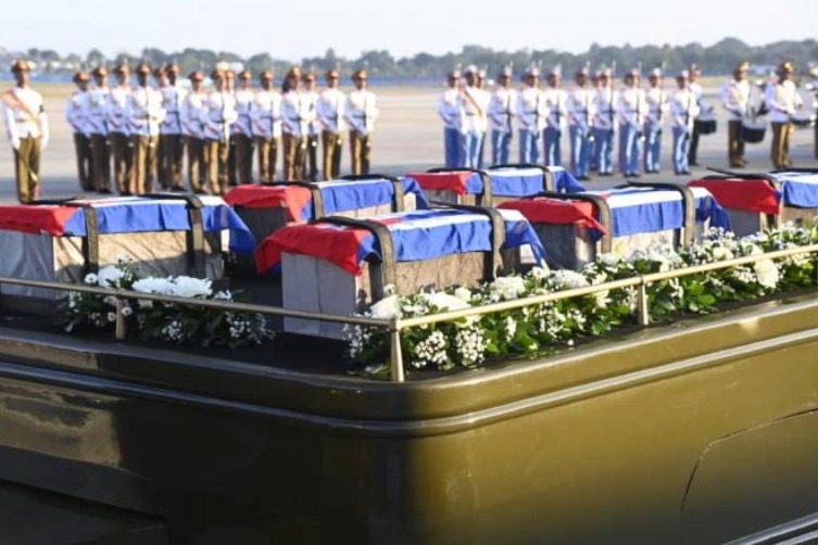 Armones con los osarios que guardan los restos de los cubanos caídos en Venezuela.