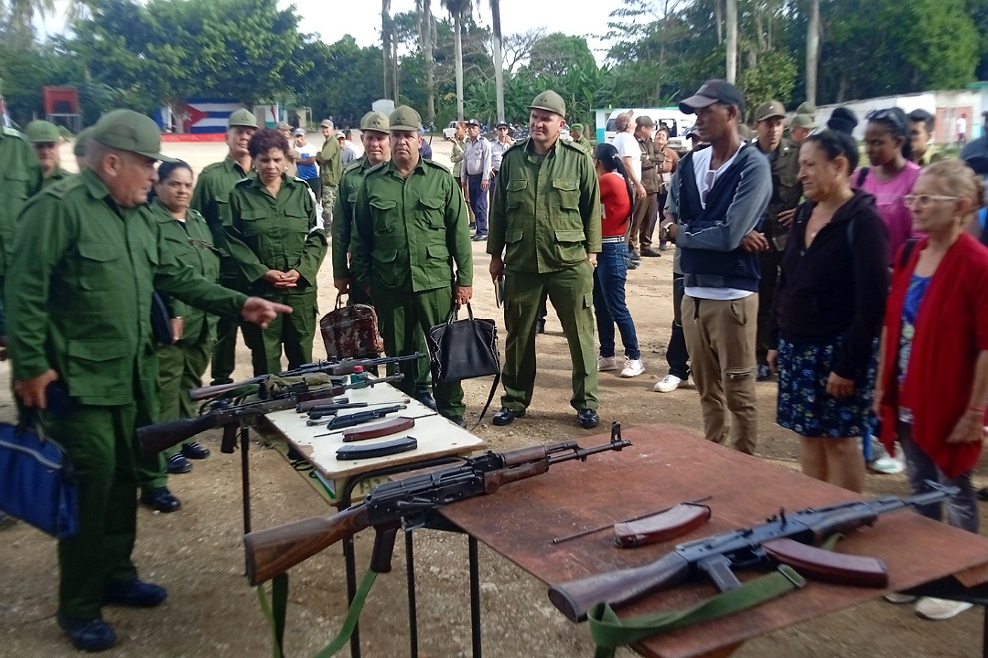 El general de brigada Israel Coubertier Valdés, jefe de la Región Militar Villa Clara (extremo izquierdo) departió con los participantes en la defensa. 