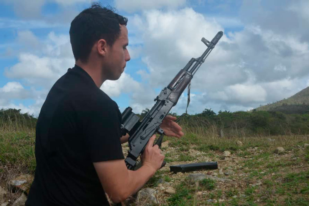 Joven en práctica de tiro durante el Bastión Estudiantil.