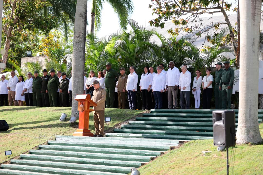 Presidente cubano, Miguel Díaz-Canel, pronuncia palabras en honor al Comandante de la Revolución Ramiro Valdés, en ceremonia militar de inhumación, en Santa Clara.