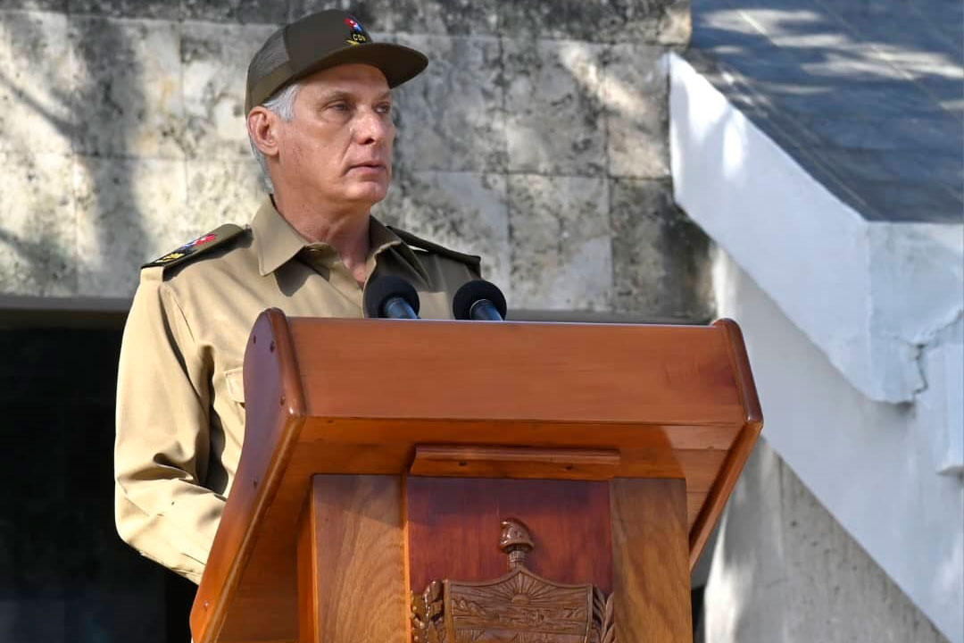 Presidente de Cuba, Miguel Díaz-Canel, pronuncia discurso en el Ceremonia de Honores Militares e Inhumación de los restos mortales del Comandante de la Revolución Ramiro Valdés Menéndez, en el Mausoleo del Frente de Las Villas, en el Complejo Escultórico Ernesto Che Guevara de la ciudad de Santa Clara, el 25 de junio de 2026.