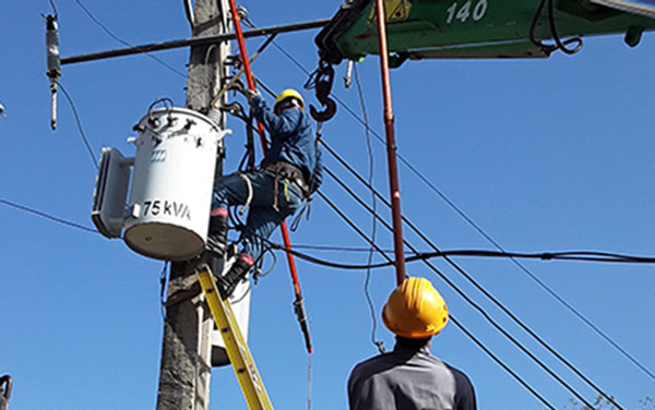 Trabajadores eléctricos de Villa Clara.