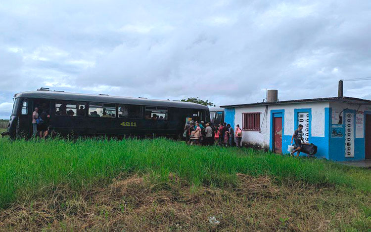 Pobladores de Isabela de Sagua regresan a sus casas tras vuelta a la normalidad de la provincia Villa Clara.