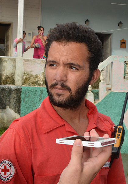 Lázaro Javier Bravo, miembro del equipo de la Cruz Roja que realiza la evacuación en El Santo, Encrucijada. Lázaro Javier Bravo, miembro del equipo de la Cruz Roja que realiza la evacuación en El Santo, Encrucijada.