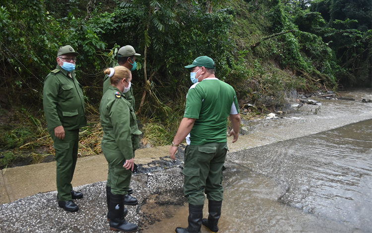 general de división Andrés González Brito, jefe del Ejército Central,, junto a la presidenta del Consejo de Defensa Provincial en Villa Clara, recorre zonas afectadas por las lluvias en Manicaragua. 