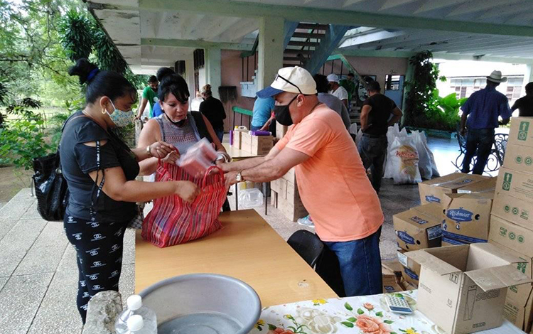 Damnificados por la tormenta tropical Eta en Villa Clara reciben ayuda.