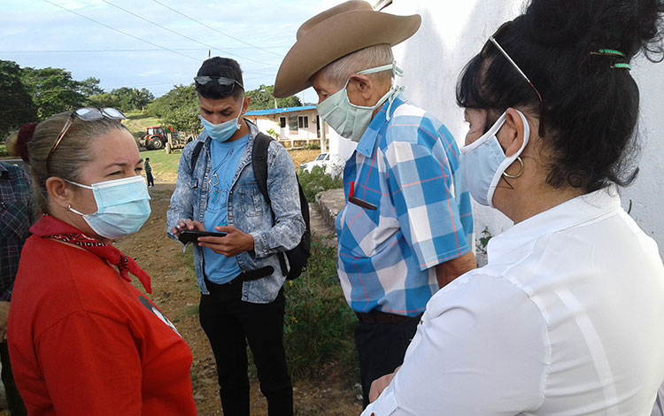 Yudí Rodríguez Hernández primera secretaria del PCC en Villa Clara, dialoga con pobladores de zonas afectadas por la tormenta tropical Eta en Manicaragua.