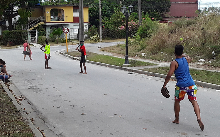 Niños jugando en las calles, en violación de las medidas de aislamiento  contra la COVID-19.