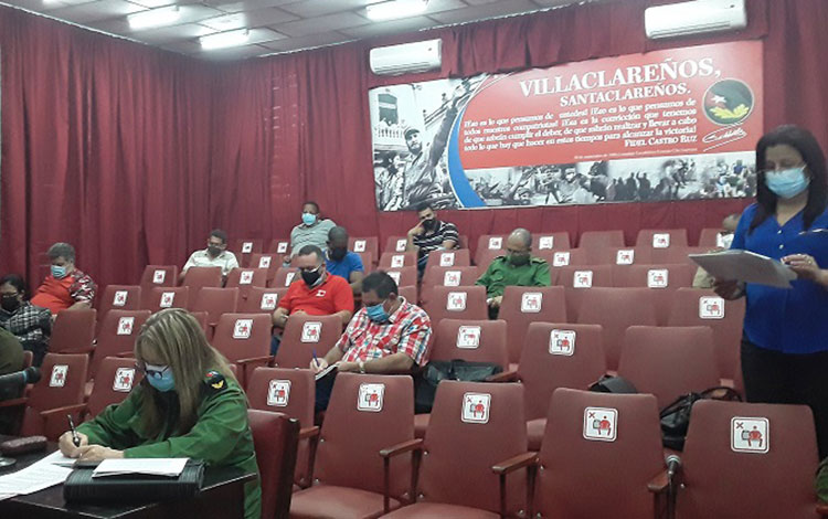 Consejo de Defensa de Villa Clara en videoconferencia para el análisis del control de la COVID-19.