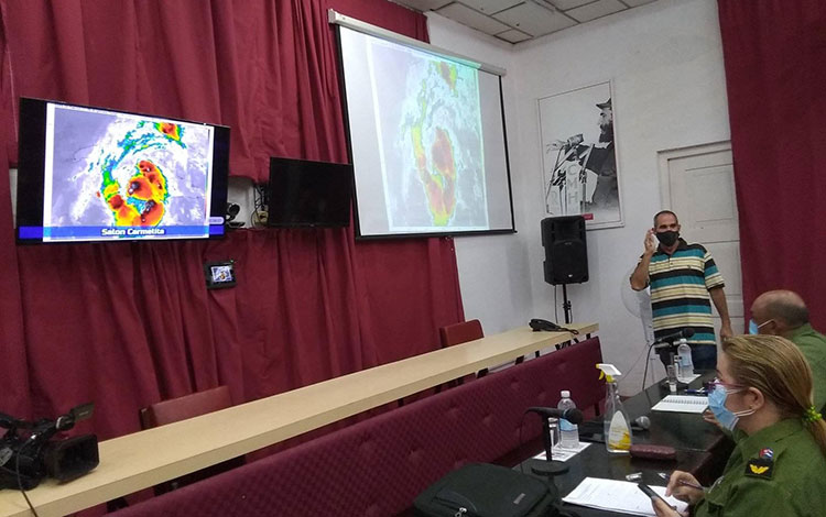 El máster Amaury Machado Montes de Oca, jefe del grupo de Pronósticos de Centro Meteorológico Provincial explica la evolución de la tormenta tropical Elsa.