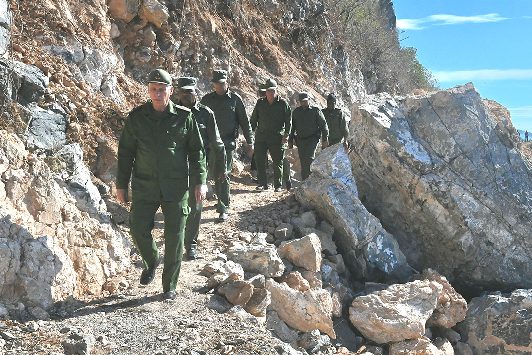Díaz-Canel recorre carretera intramontana.