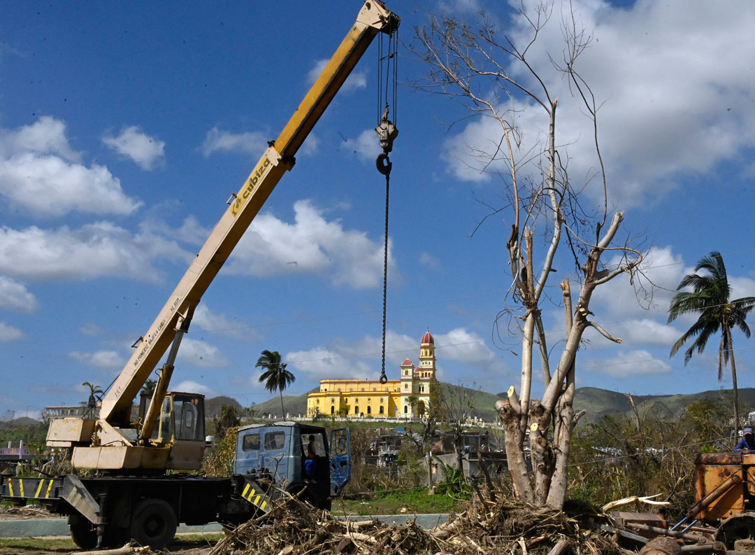 Labores de recuperación en El Cobre, Santiago de Cuba.