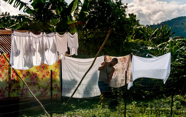 Poblador de Jibacoa sacando ropa a secar después de la tormenta.