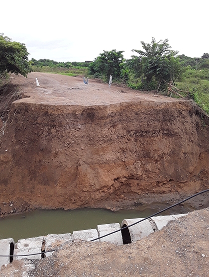 Camino ente Quiebrahacha a la comunidad de Juan Rius Rivera, afectado por las inundaciones en Manicaragua.