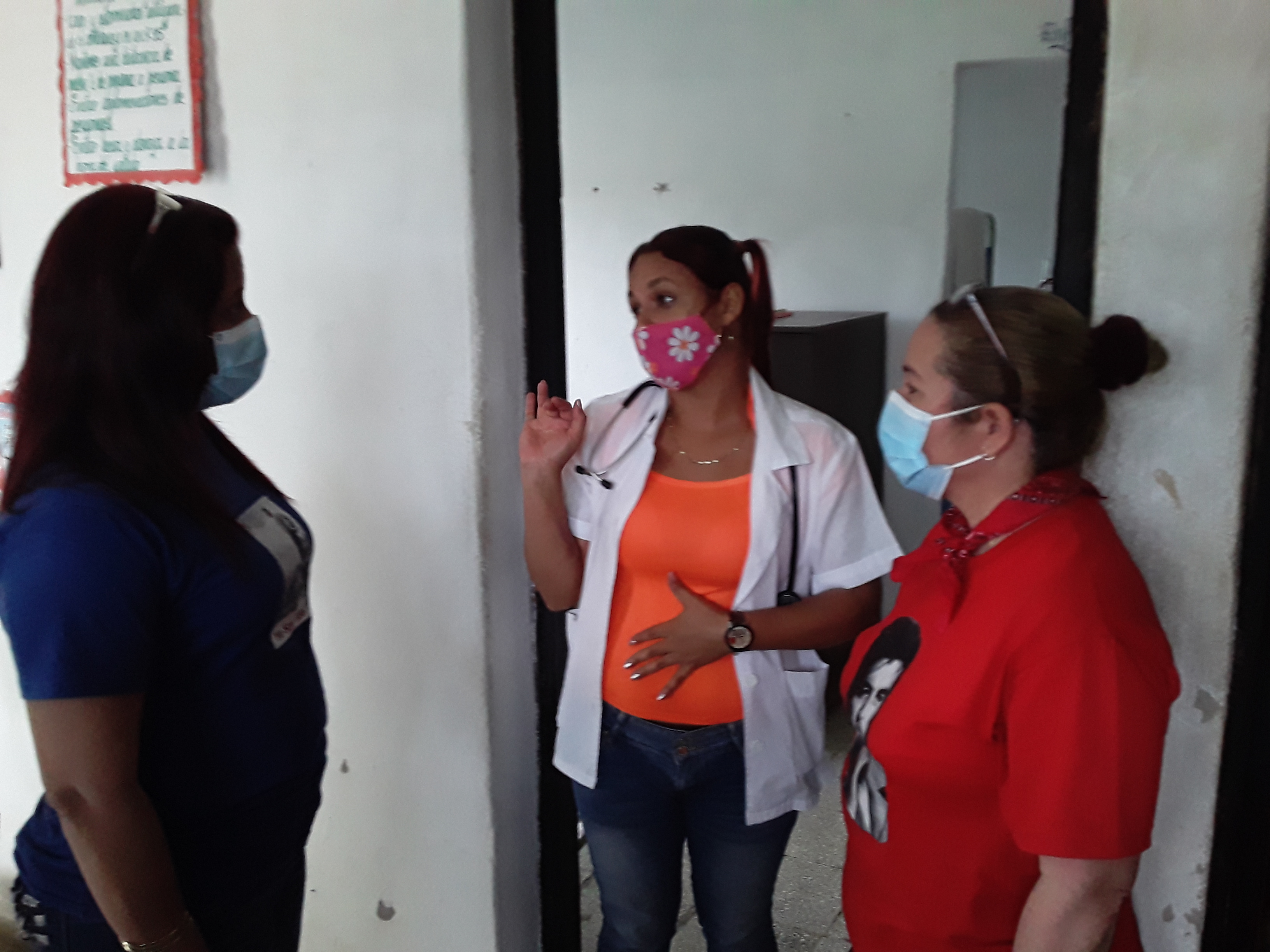 Primera secretaria del Partido en Villa Clara dialoga con médico del consultorio de Quiebrahacha, en Manicaragua.