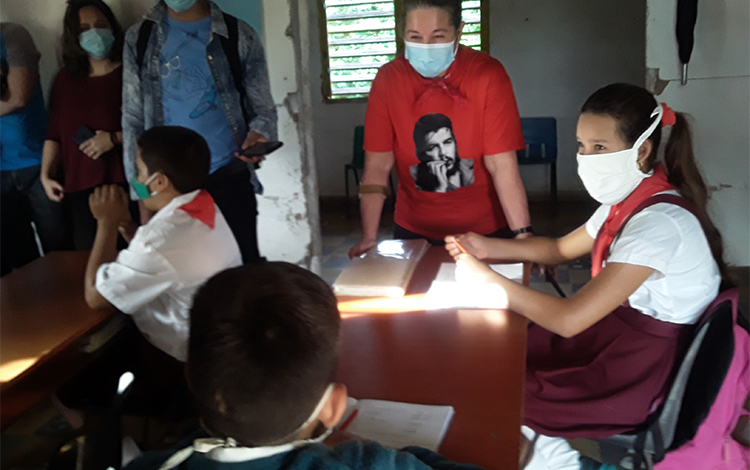 La primera secretaria del Partido en Villa Clara, Yudí Rodríguez Hernández, conversa con los alumnos de la escuela primaria Alfredo Sáez Martín, de Manicaragua.