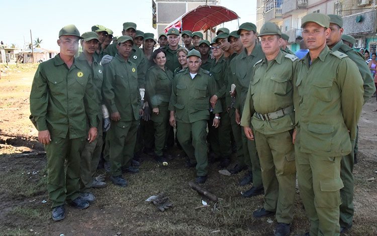 Presidente cubano, Miguel Díaz-Canel, junto a combatientes de las FAR que participan en las labores de recuperación de la provincia de Pinar del Río. Presidente cubano, Miguel Díaz-Canel, junto a combatientes de las FAR que participan en las labores de recuperación de la provincia de Pinar del Río.