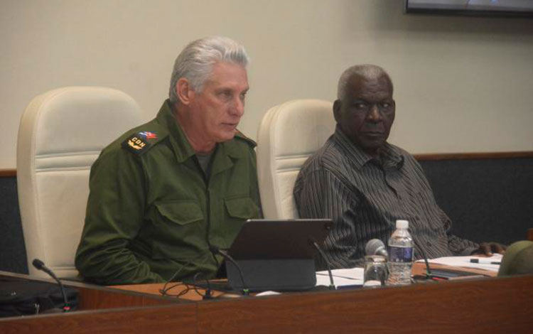 Presidente cubano, Miguel Díaz-Canel, y presidente del Parlamento cubano, Esteban Lazo, en la reunión de chequeo de la recuperación en las provincias afectadas por el huracán Ian.