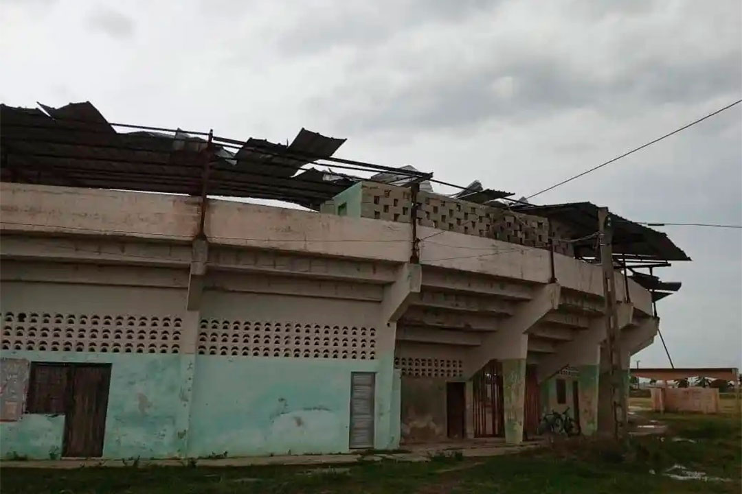 Afectaciones en el techo del estadio de Sagua la Grande.