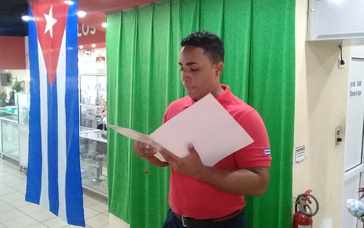 Hansser Veití­a Arboláez, trabajador de las Tiendas Caribe, en Santa Clara.