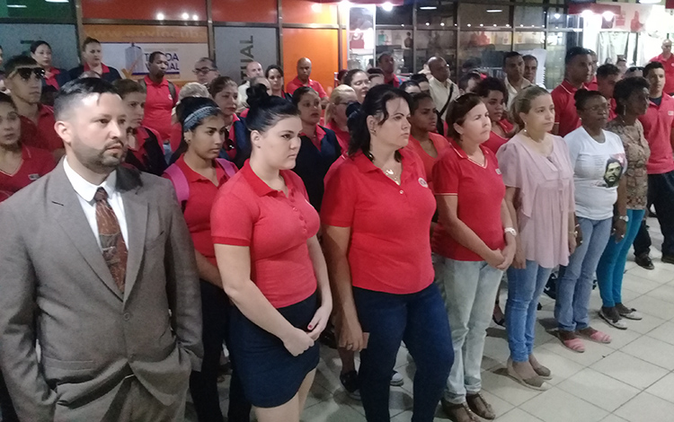 Trabajadores de las Tiendas Caribe, en Santa Clara, efectúan acto contra el bloqueo.