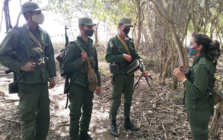 La primer teniente Alianis Gómez instruye a varios soldados en una actividad de preparación combativa. (Foto: Francisnet Dí­az Rondón)La primer teniente Alianis Gómez instruye a varios soldados en una actividad de preparación combativa. (Foto: Francisnet Dí­az Rondón)