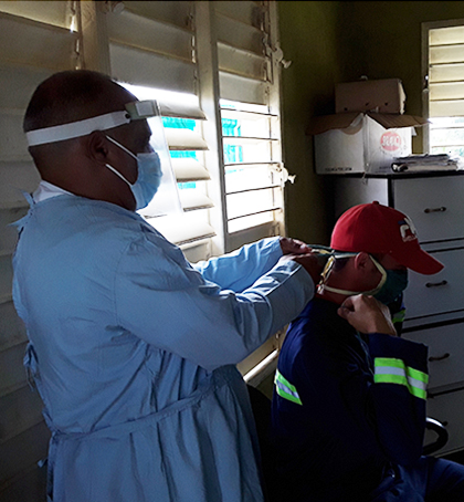Uno de los trabajadores confesó presentar tos y decaimiento, por lo que fue inmediatamente separado y aislado, como parte del ejercicio realizado en el Día Territorial de la Defensa en Placetas. (Foto: Francisnet Díaz Rondón) Uno de los trabajadores confesó presentar tos y decaimiento, por lo que fue inmediatamente separado y aislado, como parte del ejercicio realizado en el Día Territorial de la Defensa en Placetas. (Foto: Francisnet Díaz Rondón)