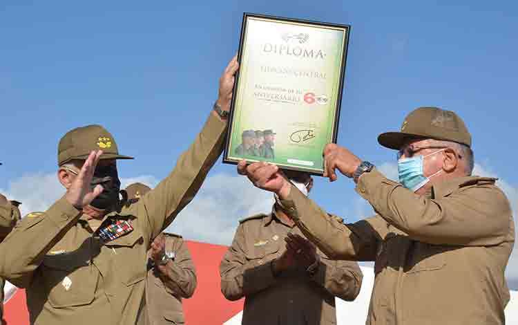 Entrega del diploma del ministro de las FAR al Ejército Central. Entrega del diploma del ministro de las FAR al Ejército Central.
