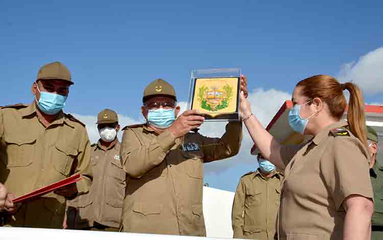 Entrega del Escudo de Armas de Villa Clara al Ejército Central. Entrega del Escudo de Armas de Villa Clara al Ejército Central.