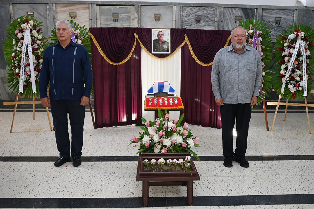 Guardia de honor del presidente y el primer ministro, ante las cenizas del general de división Leonardo Andollo..