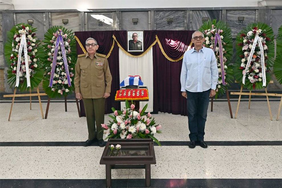 Tributo del General de Ejército Raúl Castro Ruz al general de división Leonardo Andollo. 